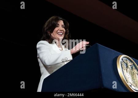 Albany, New York, USA. 1. Januar 2023. Gouverneur Kathy Hochul hält am 1. Januar 2023 im Empire State Plaza Convention Center in Albany während der Einweihungszeremonie für New Yorker Staatsbeamte eine Rede. Gouverneur Kathy Hochul wurde als erste weibliche Gouverneurin des Staates New York für die volle Amtszeit vereidigt. (Kreditbild: © Fotograf Lev Radin/Pacific Press via ZUMA Press Wire) Stockfoto