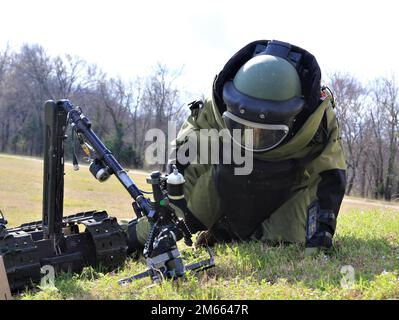 Ein Armeemechaniker für die Beseitigung von Sprengstoffen aus der Waffenindustrie der 71. Ordnance Group (EOD) trainiert während der Raven's Challenge in Camp Gruber, Oklahoma. Raven's Challenge umfasst Szenarien, die sich auf die Interoperabilität zwischen Bombenstaffeln der öffentlichen Sicherheit und EOD-Einheiten des Militärs konzentrieren. USA Armeefoto von Andrew D. Monath. Stockfoto