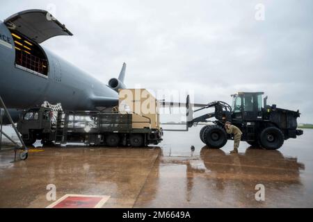 Airman 1. Klasse Aaron Travers, 728. Fluggeschwader der Flugdienste, fährt mit einem Gabelstapler, um Fracht von einem KC-10 Extender auf dem Luftwaffenstützpunkt Morón, Spanien, abzuholen, 5. April 2022. Die Luftwaffe der 728. AMS wurde vom Luftwaffenstützpunkt Incirlik, Türkei, nach Morón ab entsandt, um die Kapazitäten der Luftverkehrshäfen zu erweitern, um die erste Air Mobility Command KC-46 Pegasus Employment Concept Exercise (ECE) und den realen Einsatz zu unterstützen. Zwar ist dies nicht das erste Mal, dass der KC-46 im Rahmen des 521. AMOW betrieben wird, aber das ECE ist darauf ausgelegt, den operativen Einsatz und die Aufrechterhaltung des KC-46 zu verbessern. Stockfoto