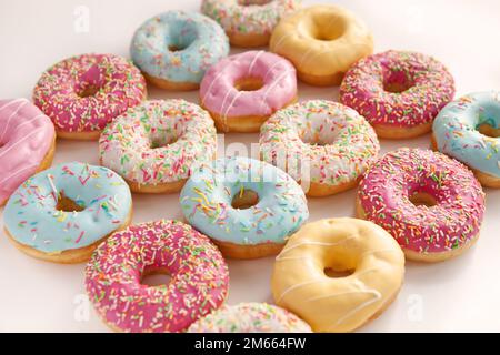 Bunte leckere Donuts isoliert auf weißem Hintergrund Stockfoto