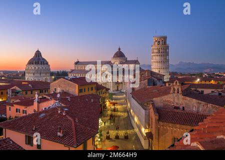 Blick auf Pisa, Italien, Dachterrasse mit Blick auf die Stadt in der Dämmerung. Stockfoto