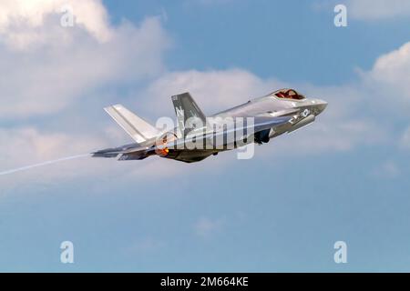 Ein Lockheed Martin F-35C Lightning II US Navy „Grim Reapers“-Düsenjäger vom Luftwaffenstützpunkt Eglin, Florida, USA, tritt auf der 2017 Airshow London auf. Stockfoto