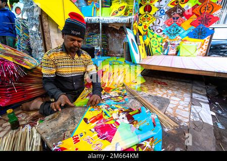 Ahmedabad, Gujarat, Indien. 2. Januar 2023. Handwerker, meist aus muslimischen Gemeinden, stellen große Mengen von Papierdrachen her, die für Drachen-Wettkämpfe verwendet werden, die in ganz Indien sehr beliebt sind. Vor dem Drachen-Fest von Makar Sankranti/Uttarayan, das jedes Jahr am 14. Januar stattfindet, errichten Händler Geschäfte, um Drachen auf dem Drachen-Markt in einer Seitenstraße in Ahmedabad, einer Stadt im indischen Bundesstaat Gujarat, zu verkaufen. (Kreditbild: © Saurabh Sirohiya/ZUMA Press Wire) Stockfoto