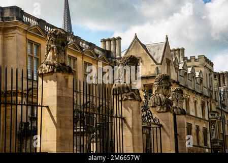 Sheldonian Statuen und das History of Science Museum an der Oxford University in England. Stockfoto