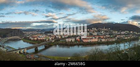 Blick auf das Zentrum von Usti nad Labem am winterbewölkten, frischen Abend Stockfoto