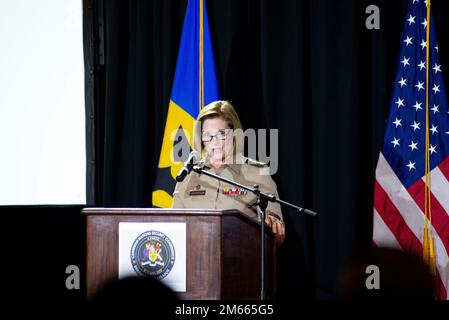 BRIDGETOWN, Barbados (6. April 2022) – der Befehlshaber der USA Südkommando, USA Generalleutnant Laura J. Richardson, hält Eröffnungsrede für die Karibische Sicherheitskonferenz in Bridgetown, Barbados. CANSEC 22 brachte führende Vertreter von Partnerländern aus der Karibik und anderen Verbündeten zusammen, um Fragen der Sicherheitszusammenarbeit zu erörtern, die vom Klimawandel über die Bekämpfung transnationaler krimineller Organisationen bis hin zur Katastrophenbewältigung reichen. Vom 5. Bis 7. April 2022. Stockfoto