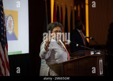 BRIDGETOWN, Barbados (6. April 2022) – Barbados-Ministerpräsident Mia Mottley hält einleitende Bemerkungen zur Karibischen Sicherheitskonferenz am 6. April 2022 in Bridgetown, Barbados. CANSEC 22 brachte führende Vertreter von Partnerländern aus der Karibik und anderen Verbündeten zusammen, um Fragen der Sicherheitszusammenarbeit zu erörtern, die vom Klimawandel über die Bekämpfung transnationaler krimineller Organisationen bis hin zur Katastrophenbewältigung reichen. Vom 5. Bis 7. April 2022. Barbados war das erste Land der regionalen Sicherheit, das vor fast zwei Jahrzehnten CANSEC beherbergte, als sich die Verteidigungsführer der Region in Bridgetown für trafen Stockfoto