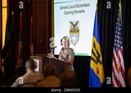 BRIDGETOWN, Barbados (6. April 2022) – der Befehlshaber der USA Südkommando, USA Generalleutnant Laura J. Richardson, hält Eröffnungsrede für die Karibische Sicherheitskonferenz in Bridgetown, Barbados. CANSEC 22 brachte führende Vertreter von Partnerländern aus der Karibik und anderen Verbündeten zusammen, um Fragen der Sicherheitszusammenarbeit zu erörtern, die vom Klimawandel über die Bekämpfung transnationaler krimineller Organisationen bis hin zur Katastrophenbewältigung reichen. Vom 5. Bis 7. April 2022. Stockfoto