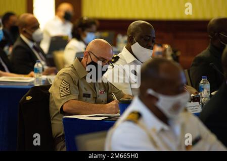 BRIDGETOWN, Barbados (6. April 2022) – USA Oberfeldwebel der Armee, Major Benjamin Jones, USA Der hochrangige, in die Liste aufgenommene Führer des südlichen Kommandos nimmt während der Eröffnung der Karibischen Sicherheitskonferenz (CANSEC 22) in Barbados Notizen auf. CANSEC 22 brachte führende Vertreter von Partnerländern aus der Karibik und anderen Verbündeten zusammen, um Fragen der Sicherheitszusammenarbeit zu erörtern, die vom Klimawandel über die Bekämpfung transnationaler krimineller Organisationen bis hin zur Katastrophenbewältigung reichen. Vom 5. Bis 7. April 2022. Stockfoto