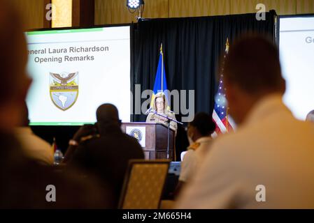 BRIDGETOWN, Barbados (6. April 2022) – der Befehlshaber der USA Südkommando, USA Generalleutnant Laura J. Richardson, hält Eröffnungsrede für die Karibische Sicherheitskonferenz in Bridgetown, Barbados. CANSEC 22 brachte führende Vertreter von Partnerländern aus der Karibik und anderen Verbündeten zusammen, um Fragen der Sicherheitszusammenarbeit zu erörtern, die vom Klimawandel über die Bekämpfung transnationaler krimineller Organisationen bis hin zur Katastrophenbewältigung reichen. Vom 5. Bis 7. April 2022. Stockfoto