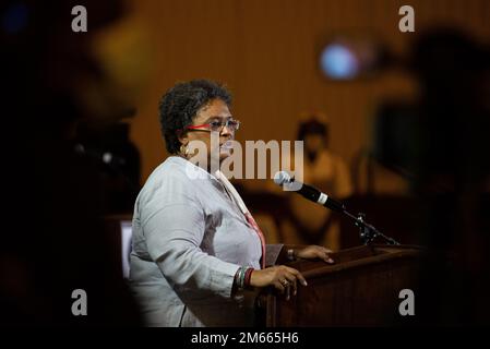BRIDGETOWN, Barbados (6. April 2022) – Barbados-Ministerpräsident Mia Mottley hält einleitende Bemerkungen zur Karibischen Sicherheitskonferenz am 6. April 2022 in Bridgetown, Barbados. CANSEC 22 brachte führende Vertreter von Partnerländern aus der Karibik und anderen Verbündeten zusammen, um Fragen der Sicherheitszusammenarbeit zu erörtern, die vom Klimawandel über die Bekämpfung transnationaler krimineller Organisationen bis hin zur Katastrophenbewältigung reichen. Vom 5. Bis 7. April 2022. Barbados war das erste Land der regionalen Sicherheit, das vor fast zwei Jahrzehnten CANSEC beherbergte, als sich die Verteidigungsführer der Region in Bridgetown für trafen Stockfoto