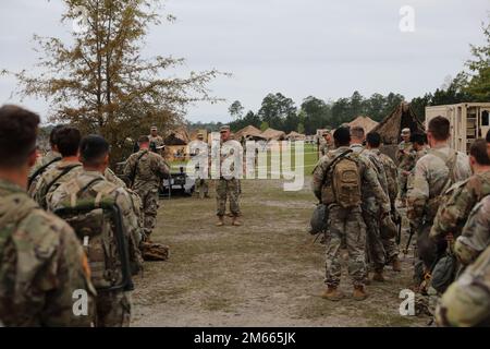 Sergeant Major Scott McClellan, Leiter der Operationen, Offizier des Can Do Bataillons, 3. Bataillon, 15. Infanterie-Regiment, 2. Panzerbrigade-Kampfteam, 3. Infanterie-Division, Informiert die Soldaten über die Marne Division und von den Besuchereinheiten am dritten Tag der Expert Infantryman und Expert Soldier Badge Qualifikation in Fort Stewart, Georgia, 6. April 2022. Die EIB/ESB-Qualifikation ist Teil einer individuellen Schulung, die darauf abzielt, die Kenntnisse der Soldier in den Aufgaben der Armeekrieger zu verbessern, um die Letalität und die Einsatzbereitschaft der Einheiten zu erhöhen. Stockfoto