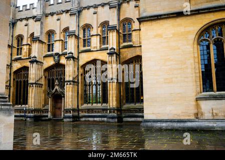 Die mittelalterliche Divinity School in Oxford, England, ist im senkrechten Stil erbaut und die Tür wurde 1669 von Christopher Wren hinzugefügt. Stockfoto