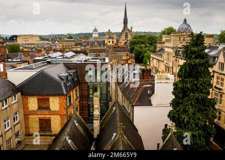 Türme, Kuppeln und Türme von Oxford von St. Michael am North Gate Tower in Oxford, England. Stockfoto