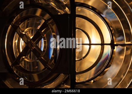 Leuchtturmlampe mit Fresnel-Linse am Metallrahmen, Nahaufnahme mit Sektorbeleuchtung Stockfoto