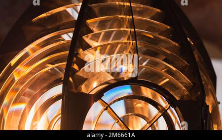 Leuchtturmlampe mit Fresnel-Linse am Metallrahmen, Nahaufnahme von Glasringen Stockfoto