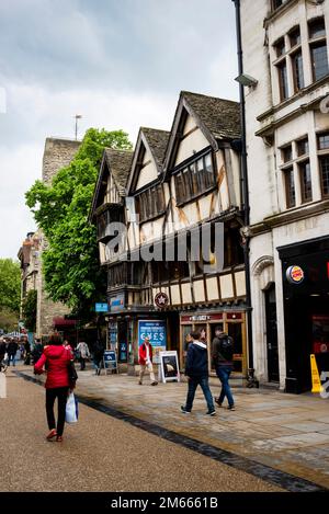 Aus dem 14. Jahrhundert stammendes Fachwerkhaus im Tudor-Stil an der Cornmarket Street Oxford, England. Stockfoto