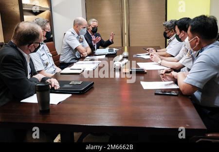 Stellvertretender Befehlshaber der USA Coast Guard Pacific Area, Rear ADM. Charles Fosse, Leiter der Joint Interagency Task Force-West, Charlie Richards, Leiter internationaler Angelegenheiten bei den USA Küstenwache Pazifikgebiet, hintere Einsatzleitung Ronnie Gil Gavan, Befehlshaber des Kommandos für maritime Sicherheit und Strafverfolgung der philippinischen Küstenwache, Oberst Vu Trung Kien, stellvertretender Befehlshaber der Vietnamküstenwache, Und erster ADM. Maritime Ahmad Faridi bin Ferdaus, Direktor der Abteilung für Meereskriminalermittlung im Hauptsitz der malaysischen Seeschifffahrtsbehörde, diskutiert über maritime Angelegenheiten Stockfoto