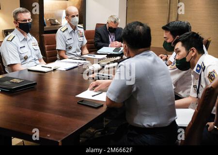 Stellvertretender Befehlshaber der USA Charles Fosse, Direktor der Joint Interagency Task Force-West, spricht mit Fond-Einsatzleiter Ronnie Gil Gavan, Befehlshaber des Marine Security and Law Enforcement Command der philippinischen Küstenwache und Oberst Vu Trung Kien, stellvertretender Befehlshaber der Vietnamküstenwache während des 8. Jährlichen Southeast Asia Maritime Law Enforcement Initiative Commanders' Forum in Tumon, Guam, 6. April 2022. Ziel des jährlichen Forums ist es, die regionale Stabilität durch die Förderung der Sicherheit im Seeverkehr, der Zusammenarbeit im Bereich der Gefahrenabwehr und der Zusammenarbeit im Seeverkehr zu verbessern Stockfoto