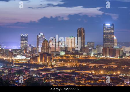 Skyline von Pittsburgh, Pennsylvania, USA von der Südseite in der Dämmerung. Stockfoto