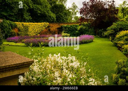 Gartenmauer und Teich, Rose Garden war Memorial Garden, Christ Church in Oxford, England, eine denkmalgeschützte Landschaft. Stockfoto