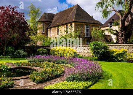 Gartenmauer und Teich, Rose Garden war Memorial Gardens, Christ Church in Oxford, England, eine denkmalgeschützte Landschaft. Stockfoto