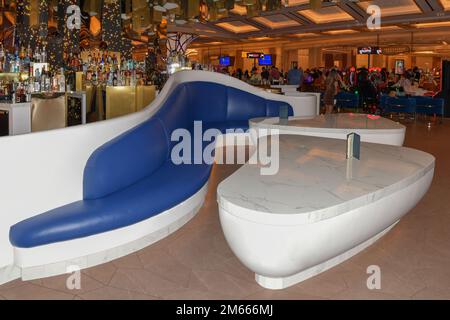 Nevada USA 09-5-21 ein exotisches geschwungenes Sofa umgibt die Crystal Bar im Zentrum des Resorts World Hotel Casinos am 3000 S Las Vegas Blvd Stockfoto