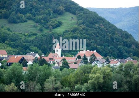 Der Blick von Durnstein auf die nahe gelegene Stadt und eine hügelige Landschaft in der Wachau-Region (Österreich). Stockfoto