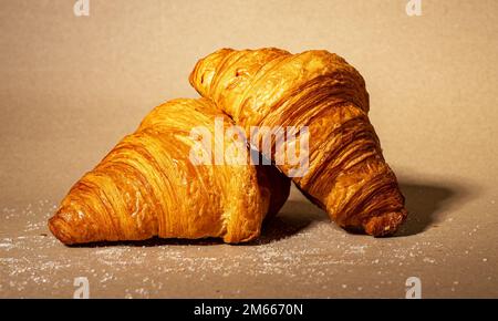 Croissants, Bäckerei. Frisches französisches Frühstück für zwei. Gebackenes, leckeres Dessert. Hochwertiges Foto Stockfoto