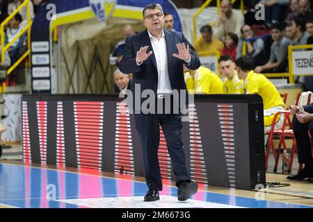 Palaolimpia, Verona, Italien, 02. Januar 2023, Alessandro Ramagli Cheftrainer von Tezenis Verona während Tezenis Verona gegen Pallacanestro Trieste - Italienischer Basketball A-Serie Championship Stockfoto