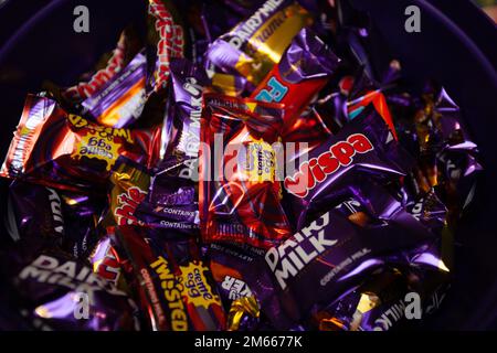 Cadbury Heroes Schokolade in Dose Stockfoto