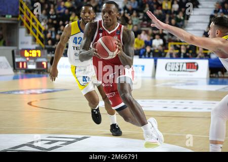 Palaolimpia, Verona, Italien, 02. Januar 2023, Durchdringung von Frank Gaines - Pallacanestro Triest während Tezenis Verona vs Pallacanestro Trieste - Italienischer Basketball A-Serie Championship Stockfoto