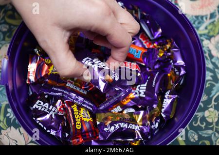 Ich wähle eine Heroes Chocolate aus der Dose Stockfoto