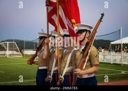 Der 12. Marine Corps District Farbenwächter steht am 6. April 2022 in San Diego, Kalifornien, auf der Hut. Das Marinekorps hat mit den USA zusammengearbeitet Open Cup, ein Single-Elimination-Turnier für Männer, für ein Spiel zwischen den Albion San Diego Loyals und den San Diego Loyals zur Unterstützung der örtlichen Sportler. Stockfoto