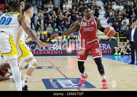 Palaolimpia, Verona, Italien, 02. Januar 2023, Frank Bartley - Pallacanestro Trieste Spielen Sie den Ball während Tezenis Verona gegen Pallacanestro Trieste - Italienischer Basketball A Series Championship Stockfoto