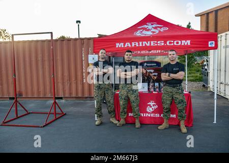 USA Marine Corps Recruiter von Recruiting-Sub Station Clairemont, Recruiting Station San Diego, warten auf die Menge der Fans, die am 6. April 2022 in San Diego, Kalifornien, eintreffen. Das Marinekorps hat mit den USA zusammengearbeitet Open Cup, ein Single-Elimination-Turnier für Männer, für ein Spiel zwischen den Albion San Diego Loyals und den San Diego Loyals zur Unterstützung der örtlichen Sportler. Stockfoto