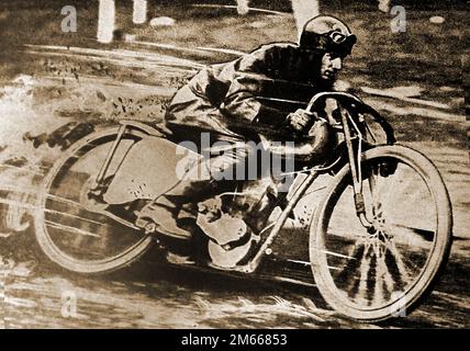 Ein 1930-Porträt des australischen und internationalen Dirt-Track-Fahrers Frank Arthur in Aktion auf dem London Speedway, Großbritannien. Harold Frank Milton Arthur (geboren am 12. Dezember 1908 in Lismore, New South Wales – verstorben am 11. September 1972 in Sydney). Er war ein internationaler Motorradfahrer, der die erste Star Riders' Championship gewann. Stockfoto