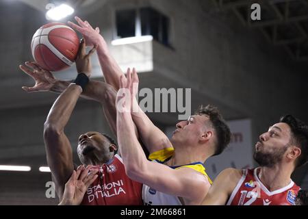 Palaolimpia, Verona, Italien, 02. Januar 2023, Corey Davis Jr - Pallacanestro Trieste Nehmen Sie den Aufschwung gegen Davide Casarin - Tezenis Verona während Tezenis Verona gegen Pallacanestro Trieste - Italienischer Basketball A Series Championship Stockfoto