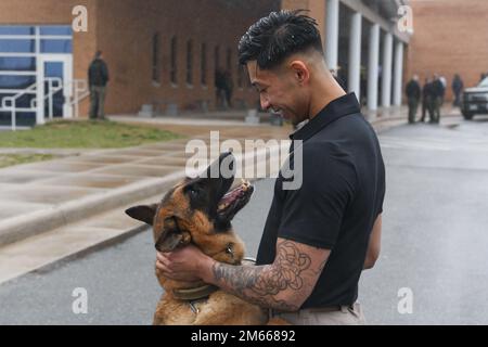 Senior Airman Alistair Dela Cruz, 316. Security Support Squadron militärischer arbeitender Hundeführer, Haustiere MWD Fill vor dem Multi-Agency K-9 Explosive Training Event an der Thomas A. Edison High School in Alexandria, Virginia, 6. April 2022. Die Betreuer nehmen vierteljährlich an dieser Schulung Teil, und der 316. SSPTS versucht, MWD-Teams zu entsenden, die in der Vergangenheit noch nie daran teilgenommen haben. Stockfoto