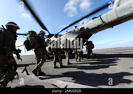 Die Royal Marine Commandos wurden der M-Kompanie zugeteilt, 42 Commando Royal Marines, an Bord einer US Marine Corps CH-53E Super Hallion auf dem Luftwaffenstützpunkt Keflavík, Island, zur Unterstützung von Übung Northern Viking 2022, 6. April 2022. Northern Viking 22 stärkt die Interoperabilität und die Einsatzbereitschaft zwischen den USA, Island und den alliierten Nationen und ermöglicht die Ausführung von Befehlen und Kontrollen über mehrere Domänen hinweg von gemeinsamen Streitkräften und Koalitionsstreitkräften zur Verteidigung von Island die Sea Lines of Communication in der GIUK-Lücke (Grönland, Island, Vereinigtes Königreich). Stockfoto