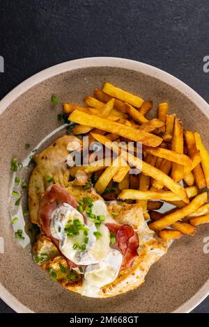 Typische tschechische Küche Hähnchenscheibe mit Schinken und Camembert mit pommes frites gebacken Stockfoto