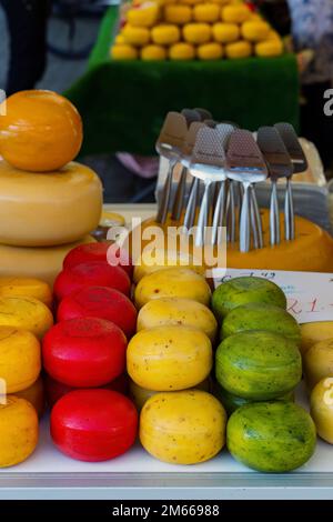 Verschiedene Käsesorten auf dem Straßenmarkt, Gouda, Niederlande Stockfoto