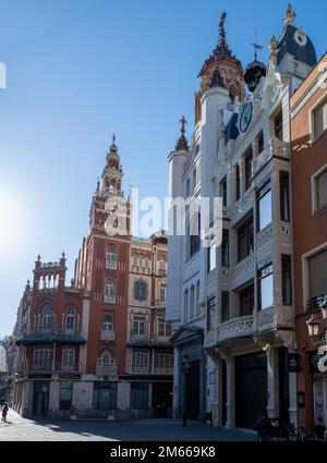 Plaza La Soledad Badajoz mit Mudejar-Gebäuden Stockfoto