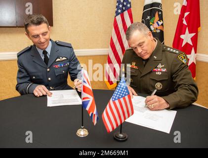 USA Armeegeneral James Dickinson, USA Befehlshaber des Weltraumkommandos (rechts) und Luftwaffenmarschall Paul Godfrey, Befehlshaber des britischen Weltraumkommandos (links), unterzeichnen eine Vereinbarung zwischen den Vereinigten Staaten und dem Vereinigten Königreich in Colorado Springs, Colorado, Colorado. 6. April 2022. In der Vereinbarung wird die Absicht dargelegt, Informationen über die Lage im öffentlichen Raum zwischen den USA und Großbritannien auszutauschen Diese Vereinbarungen fördern Offenheit, Vorhersehbarkeit des Raumfahrtbetriebs und Transparenz für das Bewusstsein für den Weltraumbereich. Stockfoto