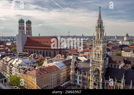 Luftbild auf Marienplatz Rathaus und Frauenkirche in München, Deutschland Stockfoto