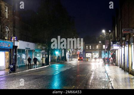 Swadford Street Skipton, North Yorkshire, in einer kalten, nassen Winternacht Stockfoto