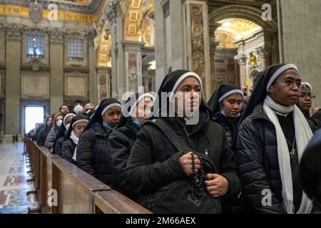 Vatikan, Vatikan. 02. Januar 2023. Man sieht, wie die Menschen sich anstellen, um den Petersdom zu betreten, wo der Körper von Papst Emeritus Benedict XVI öffentlich aufgestellt wird. Der Vatikan gab bekannt, dass Papst Benedikt am 31. Dezember 2022 starb, 95 Jahre alt, und seine Beerdigung wird am 5. Januar 2023 stattfinden. (Foto: Stefano Costantino/SOPA Images/Sipa USA) Guthaben: SIPA USA/Alamy Live News Stockfoto