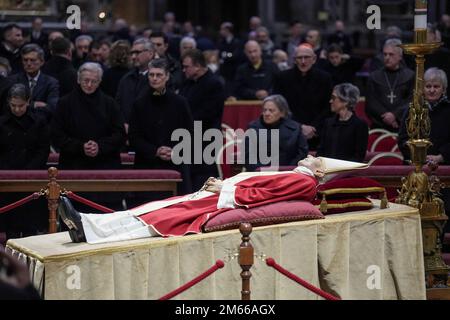 Vatikan, Vatikan. 02. Januar 2023. (HERAUSGEBER ANMERKUNG: Bild zeigt den Tod)der Körper des Papstes Emeritus Benedict XVI wird öffentlich in St. Petersdom. Der Vatikan gab bekannt, dass Papst Benedikt am 31. Dezember 2022 starb, 95 Jahre alt, und seine Beerdigung wird am 5. Januar 2023 stattfinden. (Foto: Stefano Costantino/SOPA Images/Sipa USA) Guthaben: SIPA USA/Alamy Live News Stockfoto