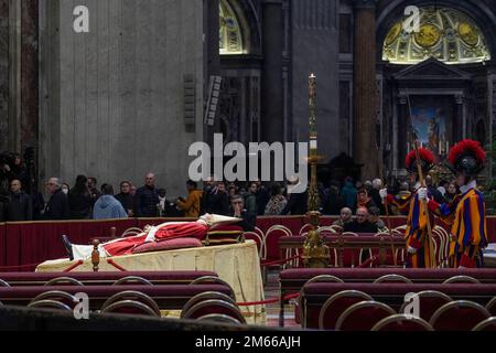 Vatikan, Vatikan. 02. Januar 2023. (HERAUSGEBER ANMERKUNG: Bild zeigt den Tod)der Körper des Papstes Emeritus Benedict XVI wird öffentlich in St. Petersdom. Der Vatikan gab bekannt, dass Papst Benedikt am 31. Dezember 2022 starb, 95 Jahre alt, und seine Beerdigung wird am 5. Januar 2023 stattfinden. (Foto: Stefano Costantino/SOPA Images/Sipa USA) Guthaben: SIPA USA/Alamy Live News Stockfoto