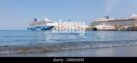 Rhodos, Griechenland - 23. August 2022: Panoramablick auf schöne Yachten, touristische Fähren stehen im Hafen von Rhodos, Griechenland. Stockfoto